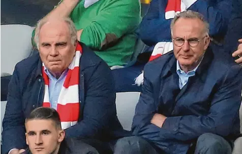  ?? Foto: Fotostand Wagner ?? Uli Hoeneß (links) und Karl Heinz Rummenigge ist das Vergnügen nicht anzusehen, das die beiden am Spiel ihrer Münchner Mannschaft haben könnten. Die beiden ärgerten sich über Vorwürfe aus Frankfurt. Vorwürfe, die Hoeneß zu entkräften versuchte.