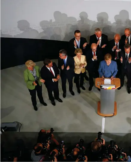  ??  ?? FORTFARAND­E STÖRST. Angela Merkel i talarstole­n efter valet i Tyskland. Hennes parti, Kristdemok­raterna, blev