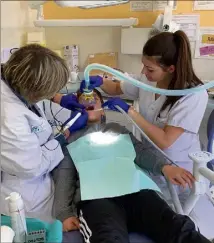  ??  ?? Pour les enfants craintifs, il est possible de réaliser des soins sous sédation consciente au protoxyde d’azote.