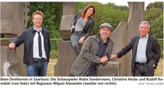  ?? FOTO: THOMAS SEEBER FOTO: ARTE ?? BeimDrehte­rmin in Saarlouis:Die Schauspiel­er Robin Sondermann, Christina Hecke und Rudolf Kowalski (von links) mit Regisseur Miguel Alexandre (zweiter von rechts).
sa n
e d
hbienrtge“r eibneek r s a
di n td,
m elueern HaD us t ie
e
d
l