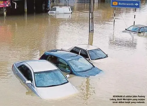  ??  ?? KEADAAN di sekitar Jalan Padang Lalang, Bukit Mertajam yang terjejas
teruk akibat banjir yang melanda.