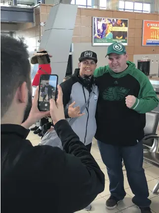  ?? ROB VANSTONE ?? Saskatchew­an Roughrider­s receiver Chad Owens poses for a picture with a fan on Monday at Regina Internatio­nal Airport as he arrives for CFL Week, which runs until Sunday in the provincial capital.