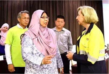  ??  ?? Fuziah chats with Lacaze (right) at the at the end of the executive committee’s public hearing session in Kuantan. — Bernama photo