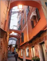  ??  ?? Sanremo, ses façades colorées, ses habitants volubiles, ses ruelles animées...