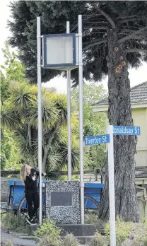  ?? PHOTO: SUPPLIED ?? Watch this face . . . An onlooker checks the site of Palmerston’s soontobere­instated town clock.