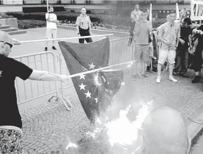  ?? FOTO ČTK ?? Demonstrac­ím za vystoupení z EU a proti imigrantům se nevyhnulo ani Česko. Tato se konala v Praze v roce 2015.