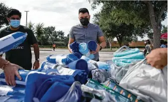 ?? Yi-Chin Lee / Staff photograph­er ?? Naazim Maredia drops off household items, dishes, pillows and blankets at a supply drive for Afghan refugees and survivors of the quake in Haiti hosted by the Ismaili Jamatkhana and Center.