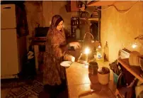  ?? Reuters ?? A Palestinia­n woman washes up in her kitchen during power cut at Shati refugee camp in Gaza City. —