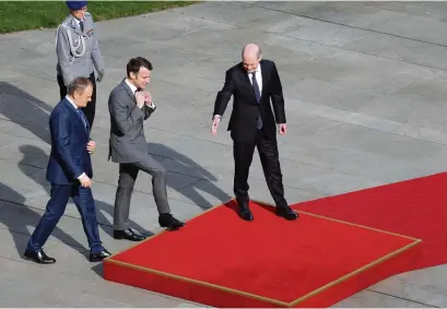 ?? (BERLIN, 15 MARS 2024/ODD ANDERSEN/AFP) ?? Le chancelier allemand Olaf Scholz (à dr.), le premier ministre polonais Donald Tusk (à g.) et le président français Emmanuel Macron (centre) lors de la réunion tripartite dites du «Triangle de Weimar», dédiée à la défense et aux question de l’aide à l’Ukraine.