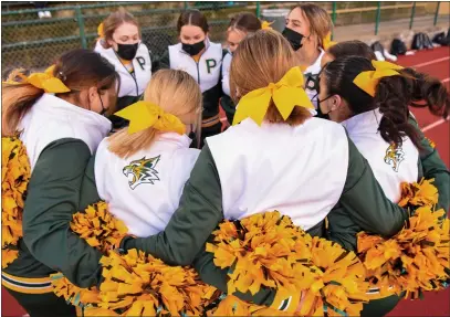  ?? MATT BATES — ENTERPRISE-RECORD ?? Paradise High School cheerleade­rs circle up before the Bobcats’ game against Durham on Friday in Paradise.