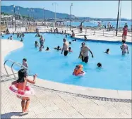  ??  ?? El mayor problema en las piscinas o playas es la materia fecal humana. Al tragar el agua, podrías padecer alguna enfermedad del estómago