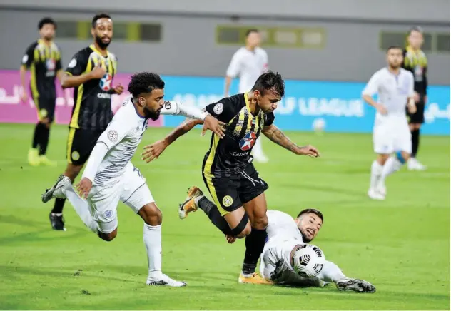  ??  ?? ↑ Al Nasr and Ittihad Kalba players in action during their AGL match at the Ittihad Kalba Club Stadium on Tuesday.