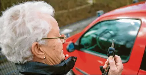  ?? Foto: Oliver Krato, dpa ?? Mit dem Auto bis vor die Praxistür des Arztes? Das Lied des WDR-Chors unterstell­t Senioren, Umweltsünd­er zu sein.