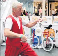  ??  ?? n JUGGLING ACT: Entertainm­ent came in all forms at intu Uxbridge over the weekend