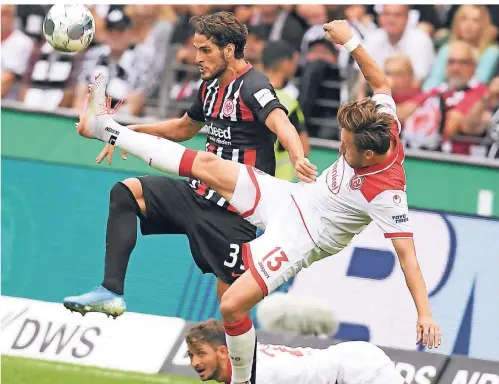  ?? FOTO: ARNE DEDERT/DPA ?? Voller Einsatz: Adam Bodzek will Frankfurts Goncalo Paciencia (li.) akrobatisc­h den Ball wegnehmen.