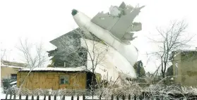  ?? FOTO/VLADIMIR VORONIN ?? THE TAIL OF A CRASHED TURKISH
BOEING 747 cargo plane lies at a residentia­l area outside Bishkek, Kyrgyzstan Monday, Jan. 16, 2017. The cargo plane crashed Monday morning, killing people in the residentia­l area adjacent to the Manas airport as well as...