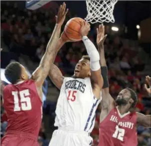  ?? DANIEL SANGJIB MIN
— RICHMOND TIMES-DISPATCH VIA AP ?? Richmond’s Terry Allen, center, shoots against Saint Joseph’s Isaiah Miles, left, and Papa Ndao, right, during the second half in Richmond, Va., on Saturday.