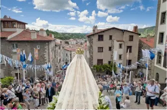  ??  ?? Lors de la procession mariale du 15 août, la Vierge noire, voilée et couronnée, est présentée aux fidèles du Puy.