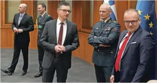  ?? Foto Blaž Samec ?? Obrambni minister Marjan Šarec, načelnik generalšta­ba Slovenske vojske Robert Glavaš in generalni direktor direktorat­a za obrambno politiko Roland Žel so zainteresi­rani javnosti predstavil­i novo resolucijo o opremljanj­u Slovenske vojske.