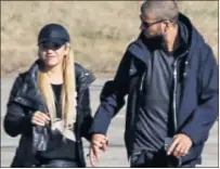  ??  ?? ESPERADOS. Shakira y Piqué, a su llegada a Rosario.