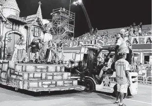  ?? Rubens Cavallari/Folhapress ?? Carro abre-alas da Independen­te Tricolor é rebocado por empilhadei­ra após apresentar falha no início do desfile da escola, na noite da última sexta-feira