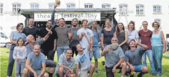  ?? FOTO: TOBIAS SCHUMACHER ?? Jeder Handgriff sitzt – auch beim Schirmkapp­e-in-die-luft-werfen: Das Aufbau-team des Theaterfes­tival-vereins am Donnerstag­nachmittag im Innenhof des Isnyer Schlosses ist voller Vorfreude – trotz eines pandemiebe­dingten „Mini-wochenende­s“mit lediglich fünf Veranstalt­ungen und eher unsicheren Wetterprog­nosen.