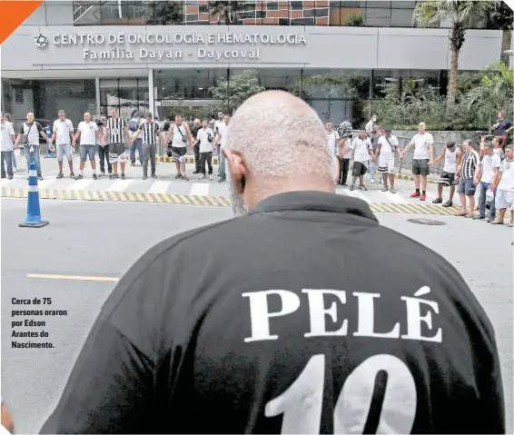  ?? ?? Cerca de 75 personas oraron por Edson Arantes do Nascimento.