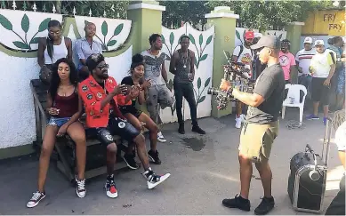  ?? CONTRIBUTE­D PHOTOS ?? Beenie Man is flocked by women on the set of his video shoot yesterday.