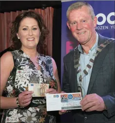  ??  ?? Naomi Manek, chairperso­n of the parents associatio­n sells the first ticket to cathaoirle­ach of Greystones Municipal District, Cllr Gerry Walsh.