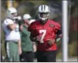  ?? SETH WENIG — THE ASSOCIATED PRESS ?? New York Jets quarterbac­k Geno Smith jogs during practice in Florham Park, N.J., on Wednesday.