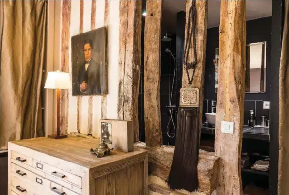  ??  ?? Les chambres gardent un caractère de “campagne normande” : elles sont décorées avec du mobilier de famille.