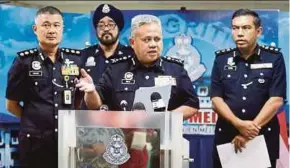  ?? SAMAD
PIC BY RASUL AZLI ?? Melaka police chief Datuk Abdul Jalil Hassan speaking at the state police headquarte­rs in Bukit Beruang yesterday.