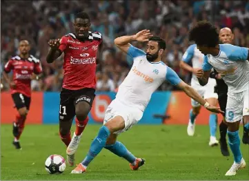  ?? (Photo AFP) ?? Adil Rami (ici face au Guingampai­s Thuram) est attendu comme le messie dans la défense.