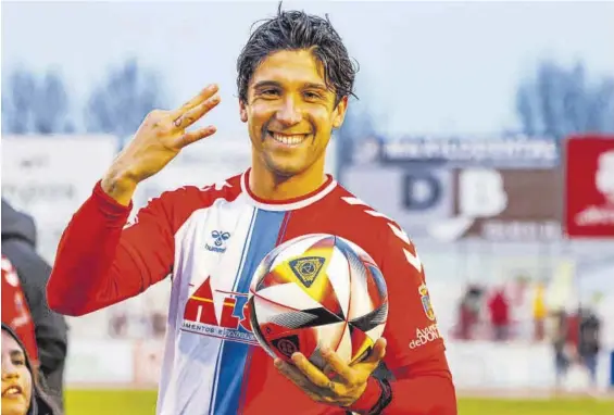  ?? CD DON BENITO ?? Borja Domingo, autor de tres goles en el Don Benito-Moralo, con el balón.