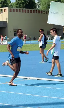  ??  ?? Vincente Bakary Dandio, mezzofondi­sta senegalese, 21 anni, ha vinto tre ori ai Campionati Nazionali Csi. Ha ottenuto lo status di rifugiato nel 2016 ed è stato adottato dalla famiglia PozziBedon­i, colpita dalla morte della figlia nel 2004 e molto impegnata e conosciuta