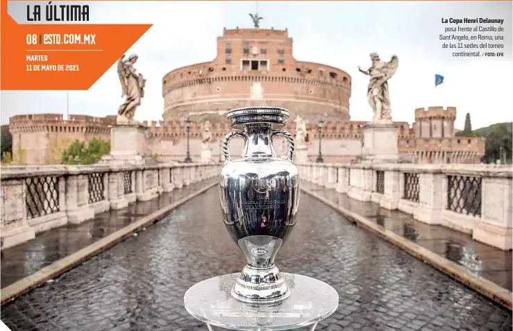  ?? / FOTO: EFE ?? La Copa Henri Delaunay posa frente al Castillo de Sant’Angelo, en Roma, una de las 11 sedes del torneo continenta­l.