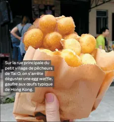  ??  ?? Sur la rue principale du petit village de pêcheurs de Tai O, on s’arrête déguster une egg waffle, gaufre aux oeufs typique de Hong Kong.