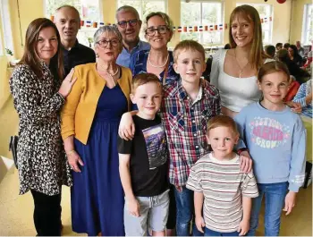  ?? REINER SCHMALZL ?? Gelebter deutsch-französisc­her Austausch: Nicole und Frank Mönche, Martine Francois, Alexandre, Stephanie und Salomé Pourvu (hinten von links) sowie Paul Mönche, Tedeusz Pourvu, Jonas und Annika Mönche (vorn von links) verbrachte­n Pfingsten gemeinsam in Thüringen.