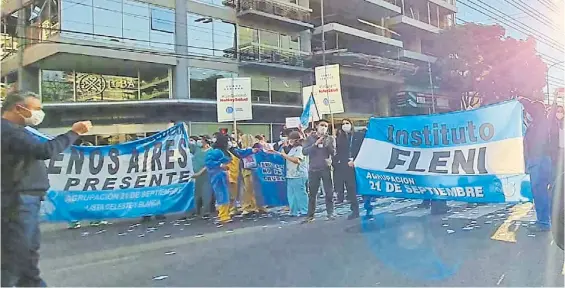  ?? SEBASTIÁN ALONSO ?? Cortes de calle. Trabajador­es del sindicato de la Salud protestaro­n ayer frente al sanatorio Güemes y otras clínicas privadas.