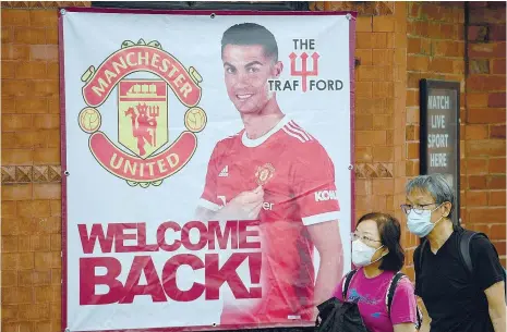  ??  ?? Cartazes alusivos ao regresso de Ronaldo já estão espalhados pelas paredes de Old Trafford
