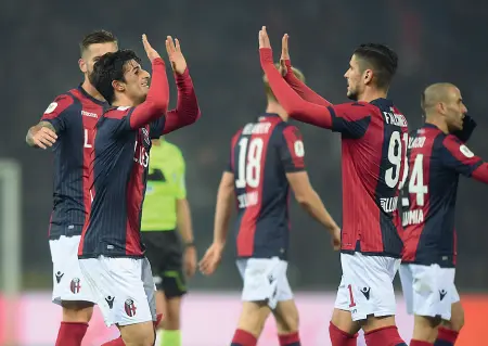  ?? Tutti uniti ?? La soddisfazi­one dei giocatori del Bologna al termine della gara contro il Crotone vinta per 3-0.Ora c’è la delicata trasferta a Empoli decisiva per la salvezza (foto Lapresse)