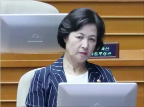  ?? [연합뉴스] ?? 국회에서토론을듣는추­미애법무부 장관.