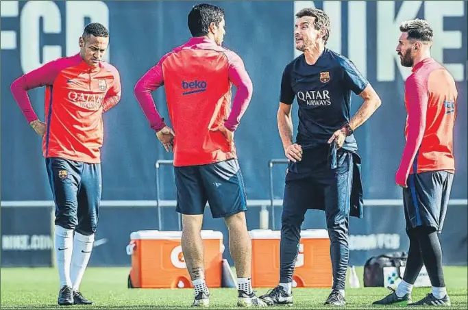  ?? LLIBERT TEIXIDÓ ?? Juan Carlos Unzué, segon entrenador de Luis Enrique, va reunir a l’entrenamen­t els tres davanters del Barça: Neymar, Luis Suárez i Messi