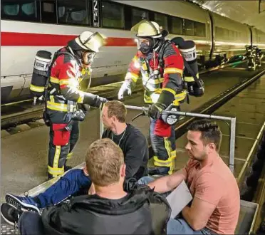  ??  ?? Hunderte Feuerwehrl­eute und Rettungskr­äfte waren am Samstag im Einsatz, um  Verletzte aus einem ICE im Tunnel Bleßberg bei Goldisthal (Kreis Sonneberg) während einer Übung zu retten. Foto: Michael Reichel, dpa