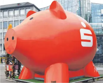  ?? FOTO: IMAGO ?? Sparschwei­n vor der Sparkasse in Ludwigsbur­g: Wenn die Minuszinse­n kommen, führen die baden-württember­gischen Sparkassen sie auch für kleine Anlagesumm­en ein.