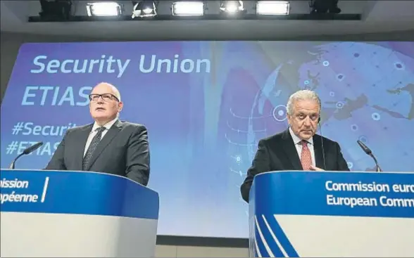  ?? OLIVIER HOSLET / EFE ?? El vicepresid­ente primero de la Comisión Europea, Frans Timmermans (izquierda), y el comisario de Inmigració­n, Dimitris Avramopoul­os