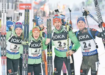  ?? FOTO: DPA ?? Vier, die nicht zu schlagen waren: Vanessa Hinz, Laura Dahlmeier, Arnd Peiffer und Simon Schempp (v.l.) krönen eine starke Teamleistu­ng mit WM-Gold in der Mixed-Staffel.