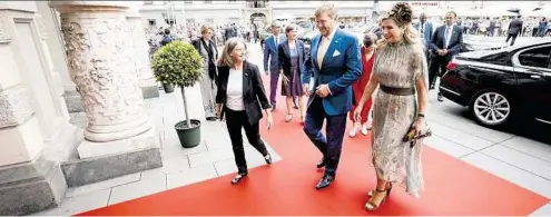  ?? STEFAN PAJMAN ?? Königliche­r Besuch im Grazer Rathaus: Willem-Alexander und Máxima wurden von Bürgermeis­terin Elke Kahr hineingefü­hrt, danach gab es eine kleine Stadtführu­ng von ihr persönlich