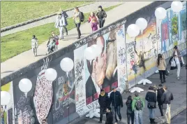  ?? PICTURE: REUTERS ?? LEST WE FORGET: Balloons and glowing orbs along the former location of the Berlin Wall yesterday to celebrate the 25th anniversar­y of the fall of the Wall, on November 9, 1989.