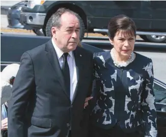  ?? ANNIK MH DE CARUFEL LE DEVOIR ?? La fille de Janine Sutto, la comédienne Mireille Deyglun, et son gendre, l’ancien journalist­e JeanFranço­is Lépine, à leur arrivée à l’église Saint-Germain, à Outremont